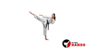 Phụ nữ tập taekwondo đốt calo giảm cân