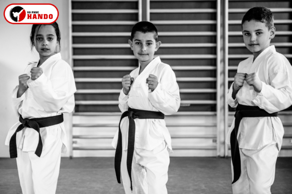 So sánh võ phục Taekwondo cổ trắng và cổ đen chi tiết nhất 2026
